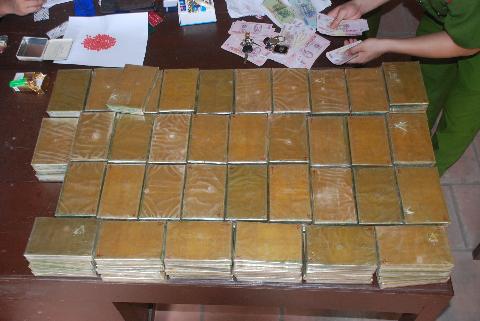 Bắt 2 thanh niên vận chuyển 30 bánh heroin