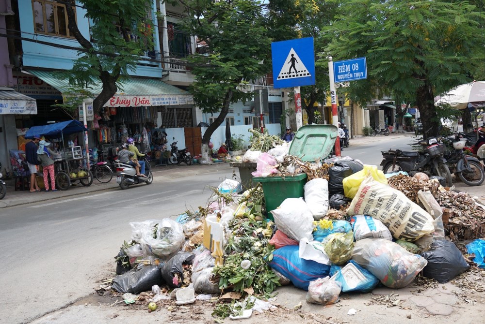 Quảng Ngãi vẫn "sống chung" với rác trong cảnh ùn ứ, bủa vây