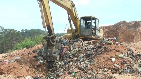 Chôn lấp chất thải trái phép, một doanh nghiệp bị xử phạt 350 triệu đồng