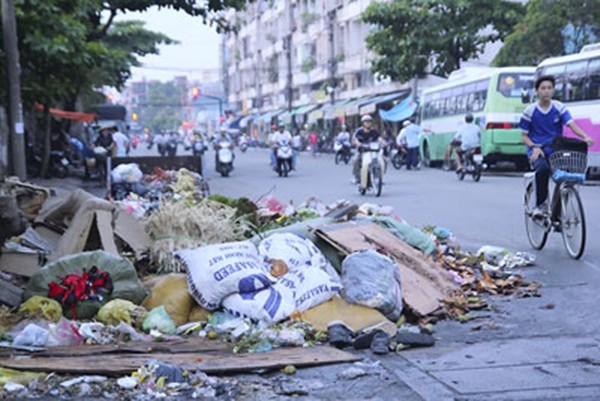 Người dân vứt rác thải ra đường, bị phạt đến 7 triệu đồng