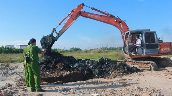 Đào kiểm tra địa điểm nghi chôn rác, phát hiện chất thải bốc mùi hôi thối