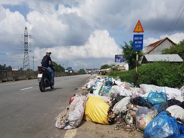 Rác tồn đọng hàng chục tấn, tràn cả QL1 gây ô nhiễm môi trường ở Quảng Ngãi