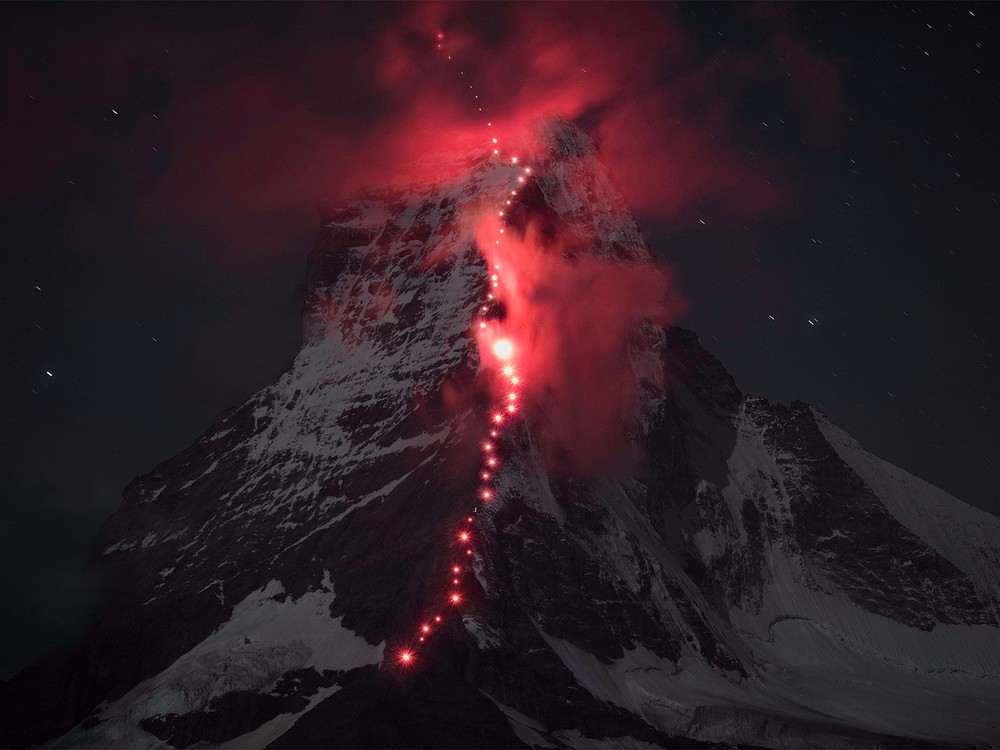 150 năm sau lần chinh phục đầu tiên, cả ngọn núi Matterhorn được “thắp sáng”