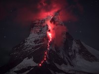 150 năm sau lần chinh phục đầu tiên, cả ngọn núi Matterhorn được “thắp sáng”