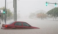 Siêu bão đổ bộ vào Hawaii với sức gió khủng khiếp lên đến 210km/h