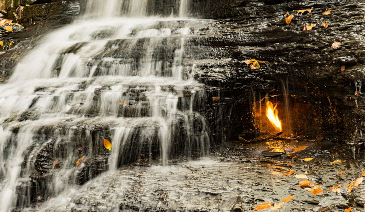 Bí ẩn "ngọn lửa ma" chưa từng tắt phía sau thác Eternal Flame Falls