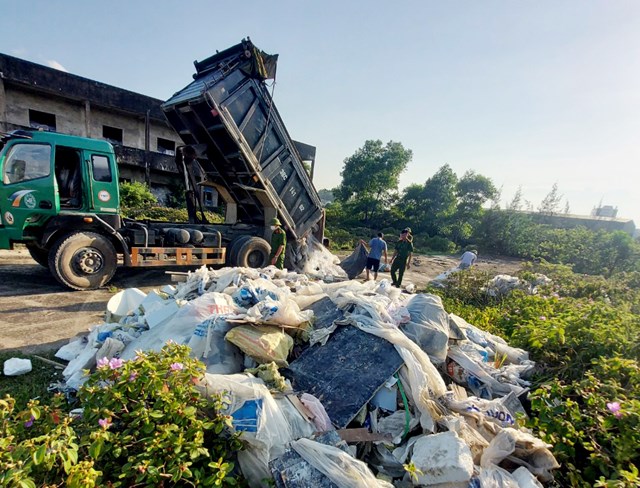 Hà Tĩnh: Bắt quả tang 3 xe tải chở rác thải xây dựng đi đổ trái quy định