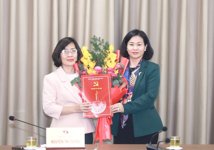 Phó Bí thư Thường trực Thành ủy Nguyễn Thị Tuyến trao quyết định công tác cán bộ tại Đảng bộ Khối các trường Đại học, Cao đẳng Hà Nội 