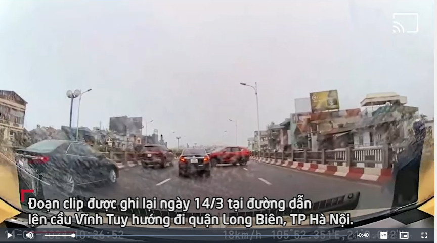 Hà Nội: Xe ô tô ngang nhiên đi ngược chiều trên cầu Vĩnh Tuy