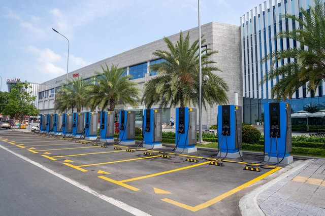 Tỷ phú Phạm Nhật Vượng mở công ty phát triển trạm sạc xe điện toàn cầu