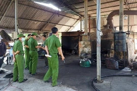 Hàng chục cảnh sát vây điểm tái chế chất thải tại Hàm Tân, Bình Thuận