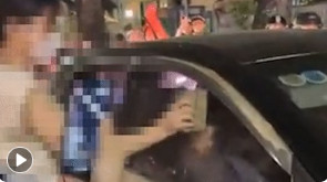 Nghi đánh ghen dùng gạch đập ô tô trên phố Hà Nội, 3 người bị công an mời về trụ sở
