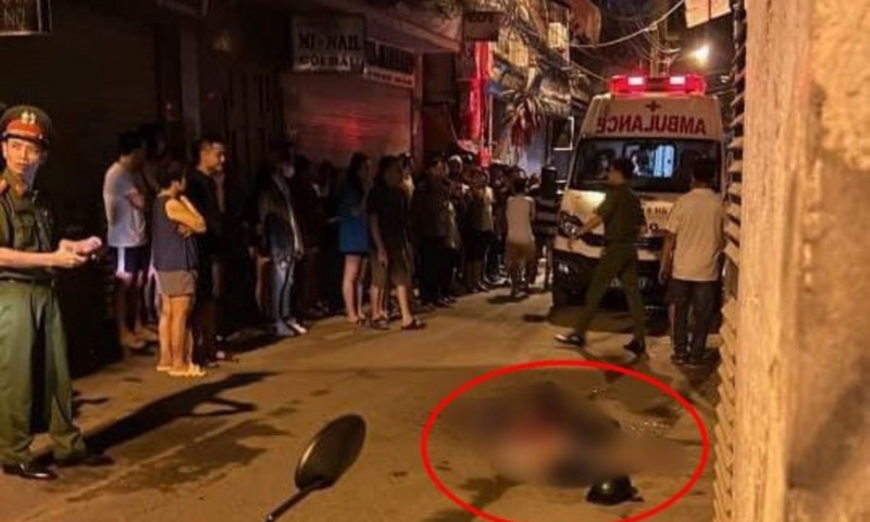 Người đàn ông bị đâm gục trong đêm ở Hà Nội