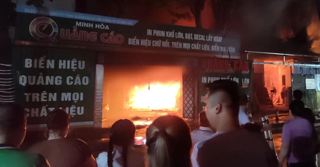 Cháy dữ dội tại xưởng in biển quảng cáo ở Hà Nội