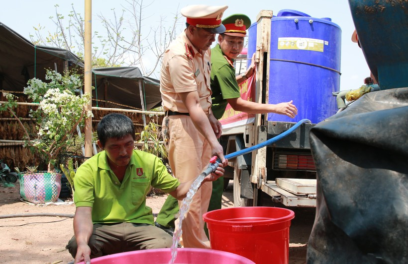 Huy động nước ngọt cứu dân vùng biên Đắk Lắk trong hạn hán khốc liệt