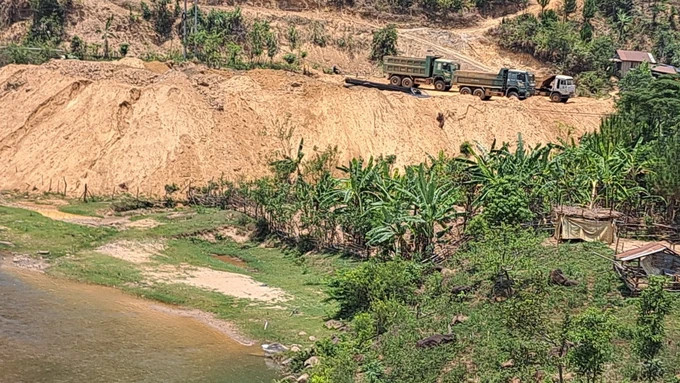 Đổ 1.000m³ đất thải trái phép, Công ty cổ phần Quang Đức Kon Tum bị phạt 90 triệu đồng
