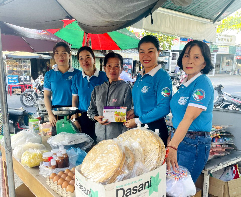 Hội Liên hiệp Phụ nữ xã Cam Hiệp Nam: Tuyên truyền về hạn chế sử dụng túi ni lông, sản phẩm nhựa dùng một lần