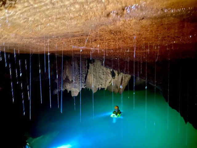 Phát hiện hồ nước bí ẩn, cực đẹp nằm lơ lửng trong hang Thung