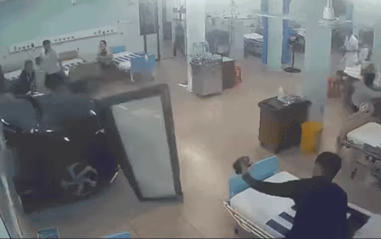 Ô tô đâm sập cửa kính lao thẳng vào phòng cấp cứu của bệnh viện