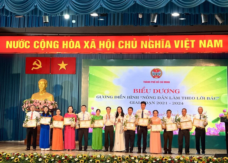 Hội Nông dân TP HCM trao học bổng toàn phần cho sinh viên nghèo