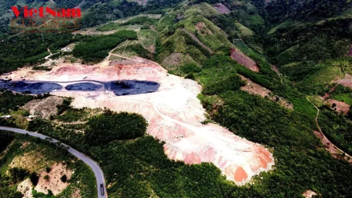 Cận cảnh san gạt núi đồi làm bãi tập kết than khổng lồ sát biên giới Việt – Lào