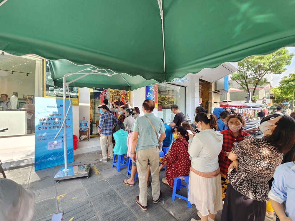 Ngày đầu 4 ngân hàng bán vàng miếng SJC: Bán sạch 100 cây vàng trong 15 phút mở bán