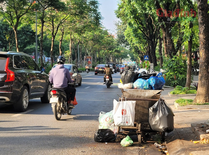 Vì sao rác thải sinh hoạt ở thành phố Hà Nội vẫn nằm ngổn ngang dưới lòng đường?