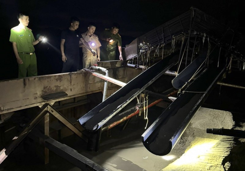 Quảng Bình: Bắt quả tang tàu vỏ sắt hút trộm cát trên sông Gianh