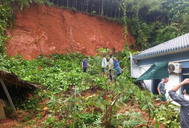 Mưa lớn ở Yên Bái, gần 2.000 m3 đất đá đổ xuống nhà dân