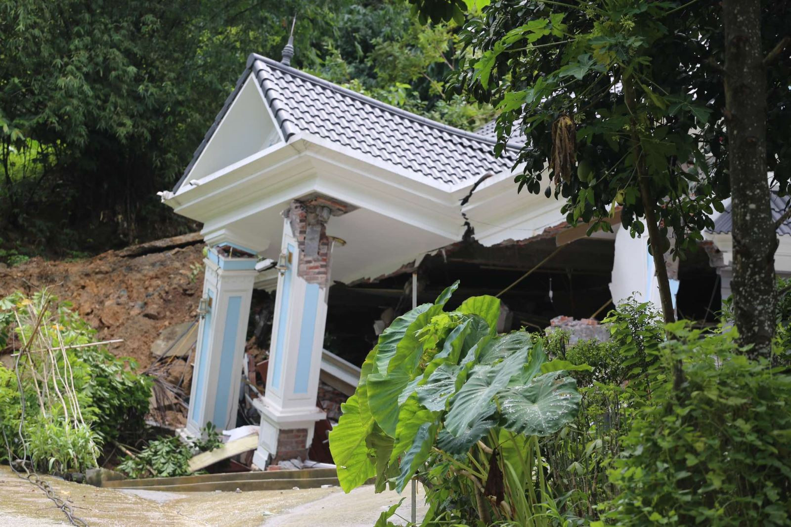 Thông tin ban đầu về vụ sập nhà sau mưa lớn, 7 người thoát chết