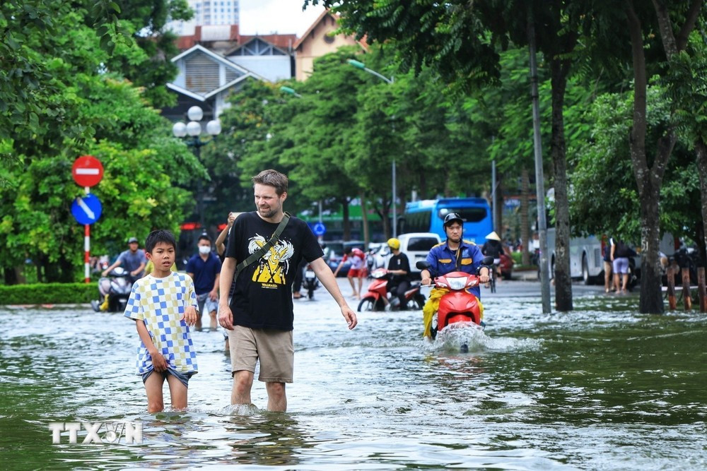 Ngày 3/8, mưa dông bao trùm nhiều khu vực trên cả nước