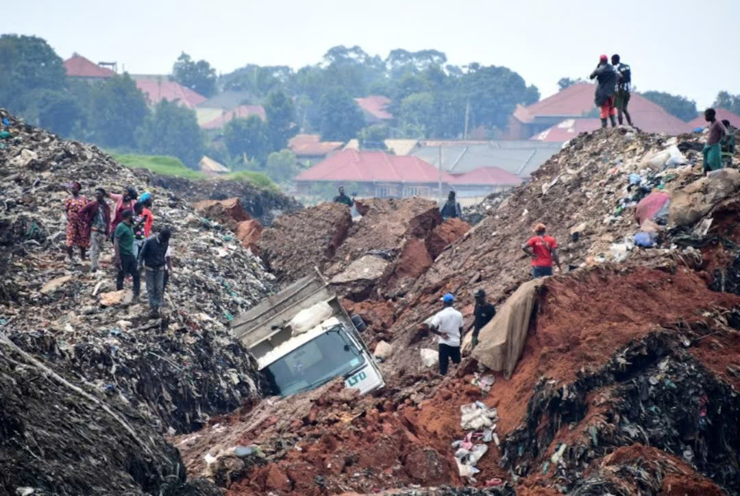 Sạt lở bãi chôn lấp rác ở Uganda, nhiều nhà dân bị chôn vùi dưới rác thải, 21 người thương vong