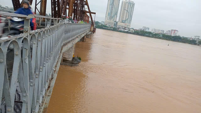 Lũ trên các sông dâng cao chưa từng thấy, Chủ tịch Hà Nội ban hành công điện ứng phó