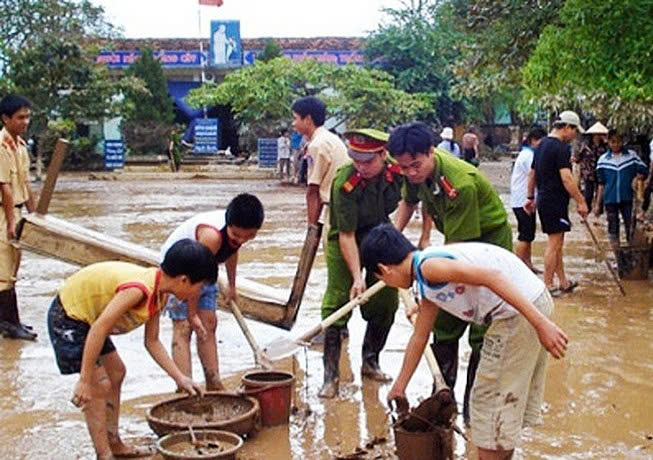 Đảm bảo vệ sinh môi trường sau bão, lũ là việc làm cần thiết