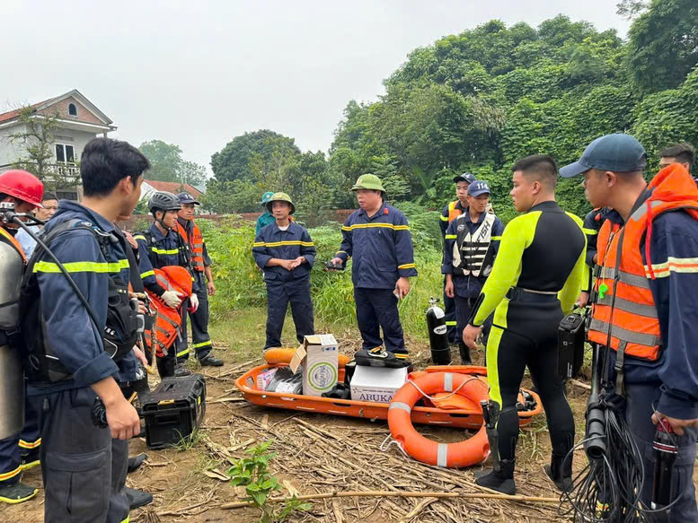 Huy động 30 chiến sĩ trang bị lặn chuyên dụng tiếp cận hiện trường vụ sập cầu Phong Châu