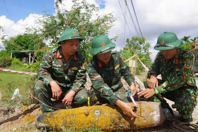 Thi công trụ điện trong khu dân cư, phát hiện bom nặng hơn 1 tạ