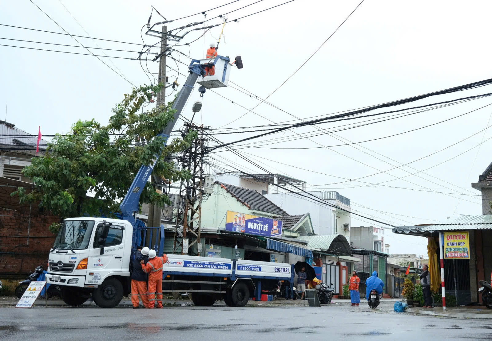 502.600 khách hàng bị ảnh hưởng do bão số 6 được cấp điện trở lại