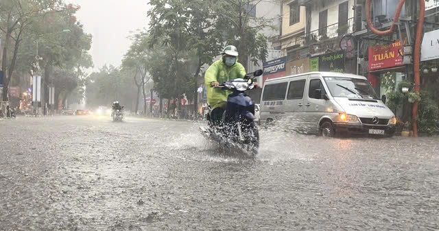 Bão Yinxing tiến sát Biển Đông, miền Trung tiếp tục mưa dông