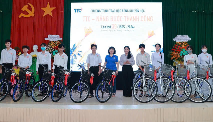 568 em học sinh nhận học bổng “TTC - Nâng bước Thành Công” lần thứ 39