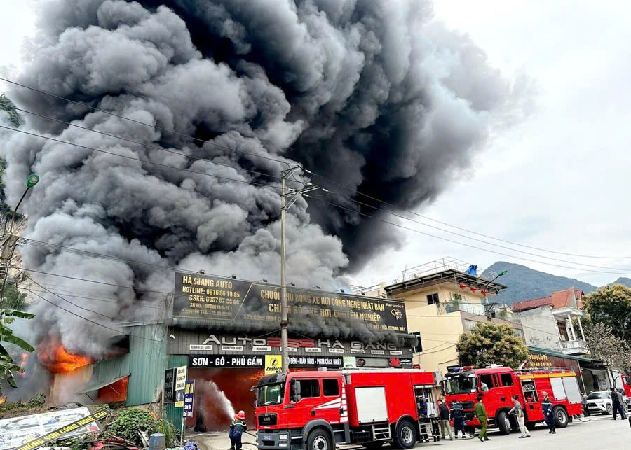 Cháy lớn tại gara ô tô Hà Giang, thiệt hại hàng tỷ đồng