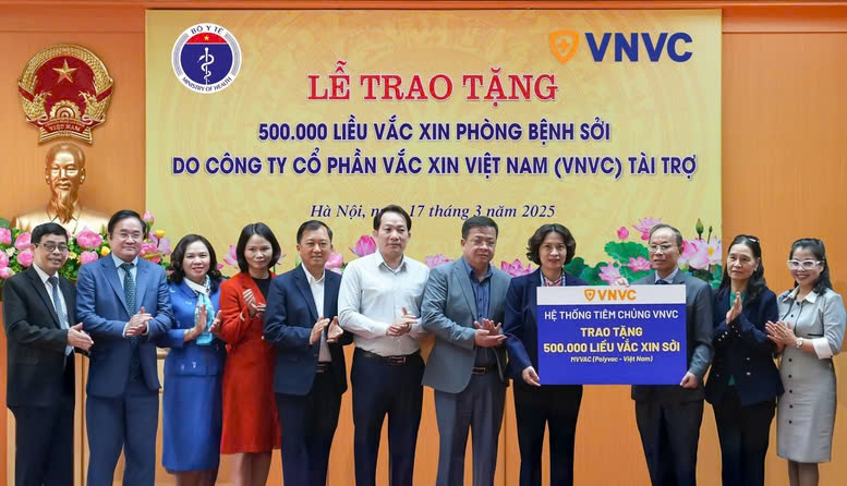 Bộ Y tế tiếp nhận 500.000 liều vaccine sởi từ VNVC