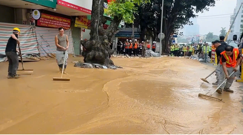 Hà Nội: Khẩn trương khắc phục sự cố phun trào bùn lầy tại phố Cát Linh