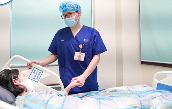 Hồi sinh sự sống cho bé gái 11 tuổi sau tai nạn cửa cuốn