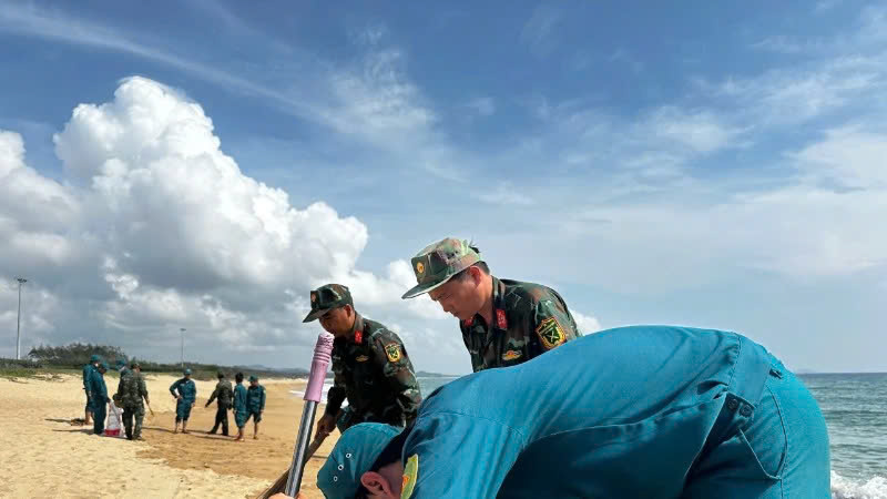 Phú Yên khẩn trương thu gom dầu vón dọc bờ biển