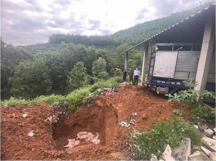 Xử lý người đàn ông vứt gần 2 tạ thịt lợn chết xuống sông rồi bỏ chạy