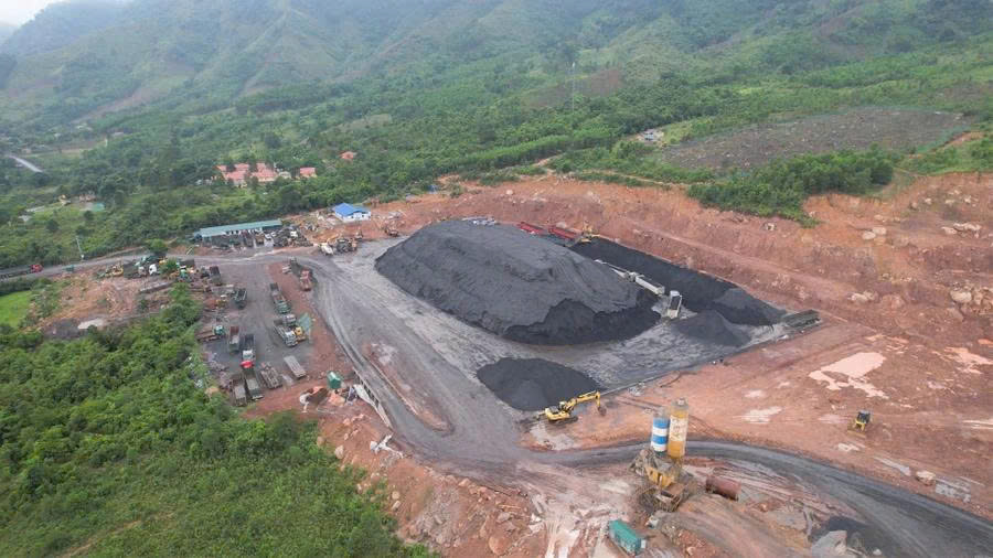Bụi than 'bủa vây' trường học, len lỏi vào khu dân cư ở Quảng Trị