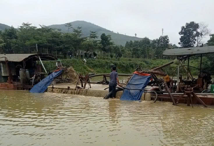 Doanh nghiệp ở Thanh Hóa tiếp tục hút cát, bất chấp lệnh dừng