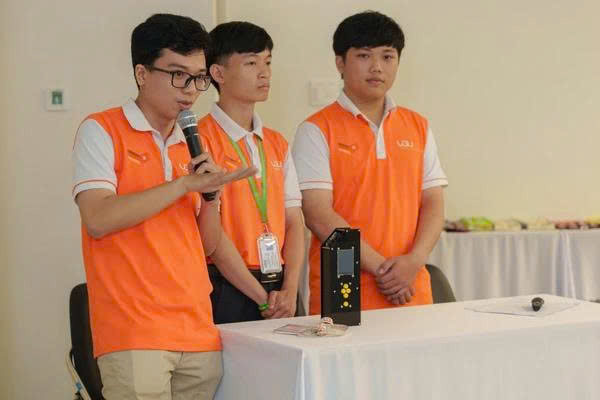 Nhóm sinh viên dùng đầu đọc quang phổ nhận biết thịt ôi thiu