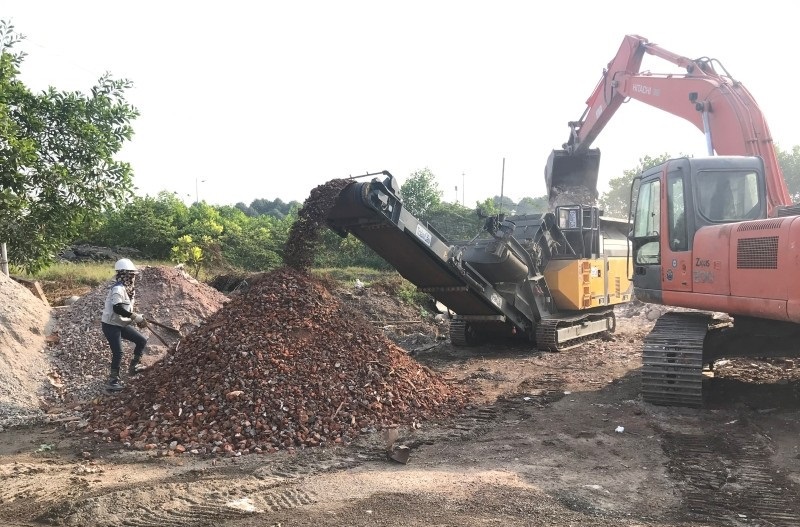 Hà Nội yêu cầu các phương tiện vận chuyển chất thải rắn xây dựng lắp đặt thiết bị định vị
