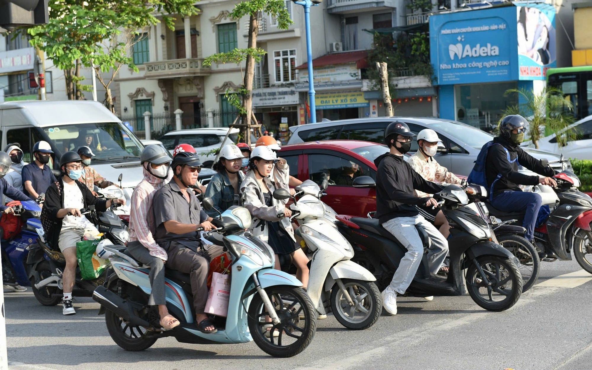 Hà Nội đề xuất nhiều chính sách cụ thể hỗ trợ người dân chuyển đổi xe điện